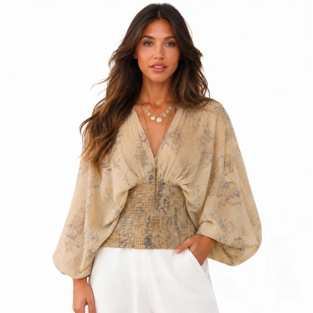Detalhe do decote em V e estampa boho