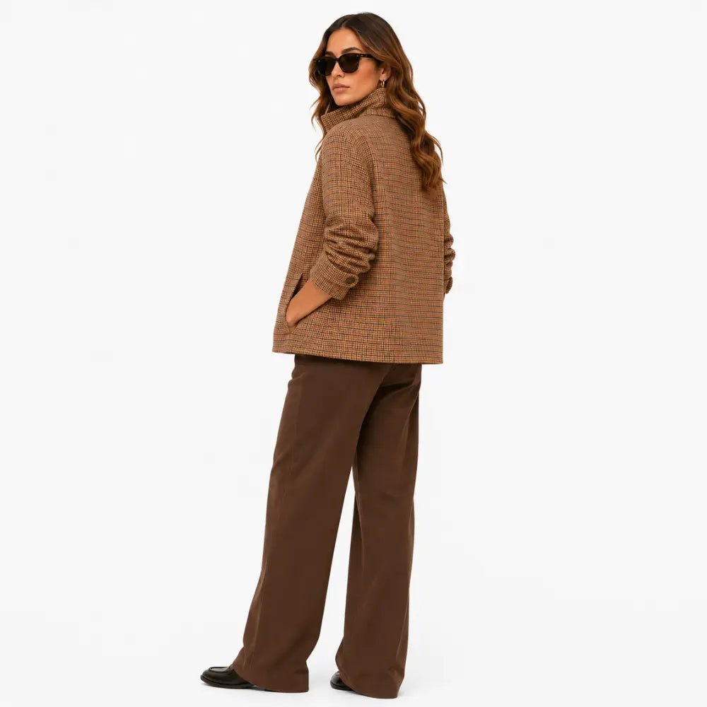 Look feminino elegante com casaco xadrez em lã Mondior