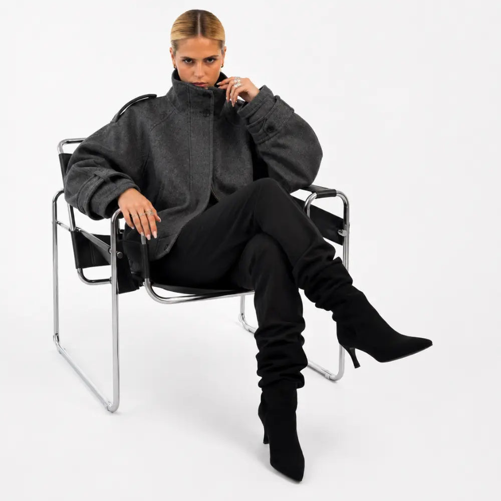 Jaqueta feminina Évora oversized cinza em produção sofisticada de inverno