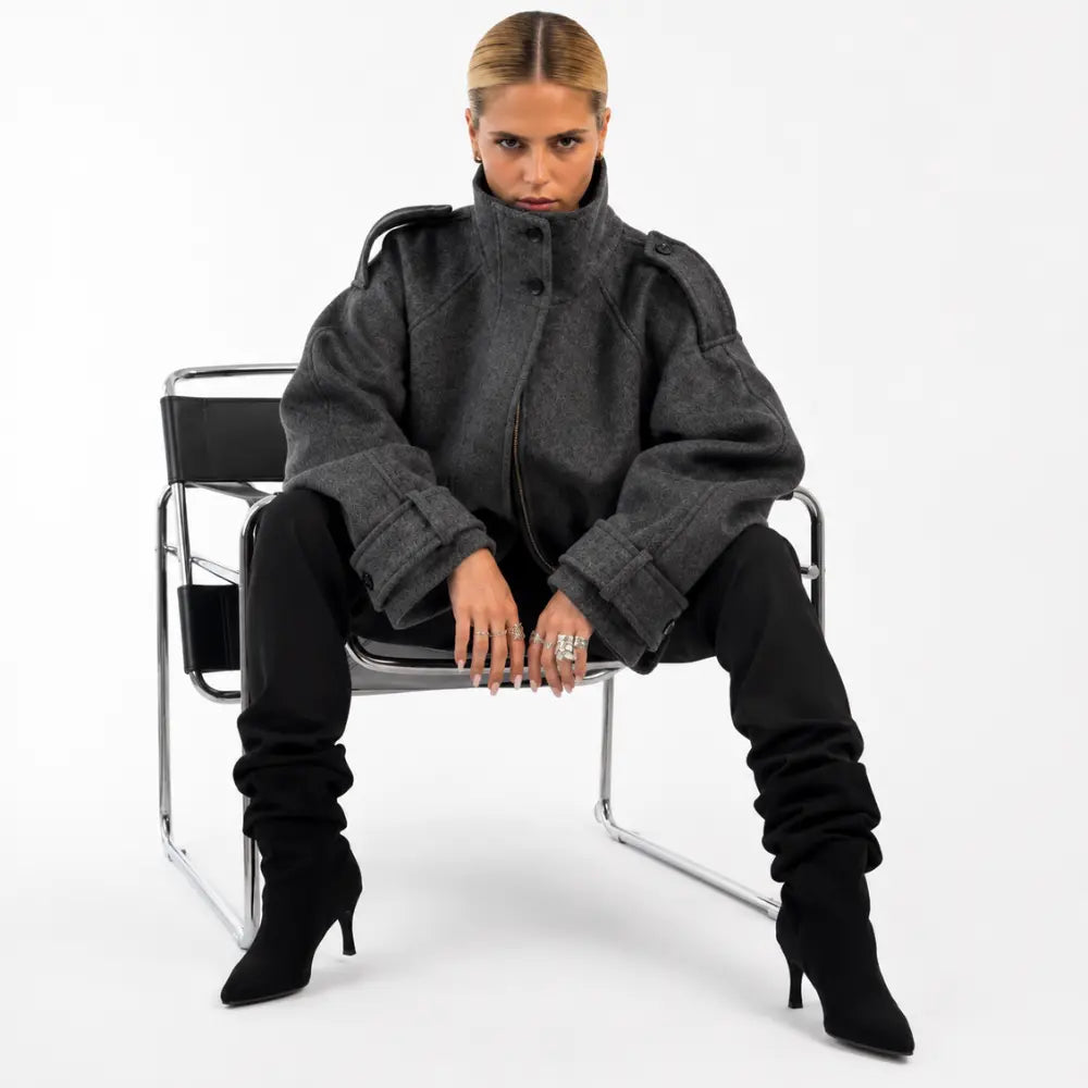 Jaqueta feminina de inverno Évora cinza oversized em look feminino sofisticado