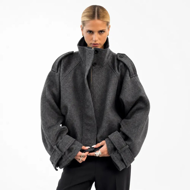 Jaqueta feminina oversized Évora cinza com gola alta estruturada – vista frontal
