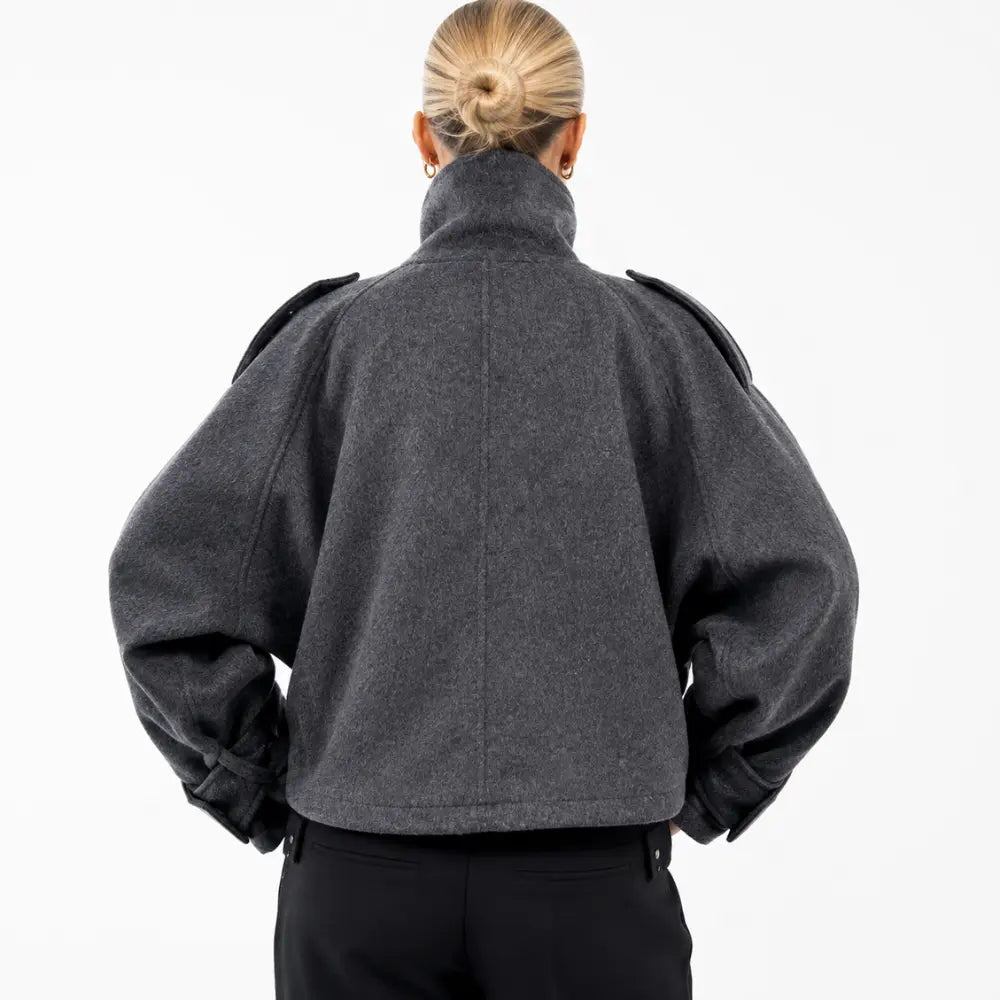 Jaqueta feminina oversized Évora cinza – vista traseira e modelagem ampla