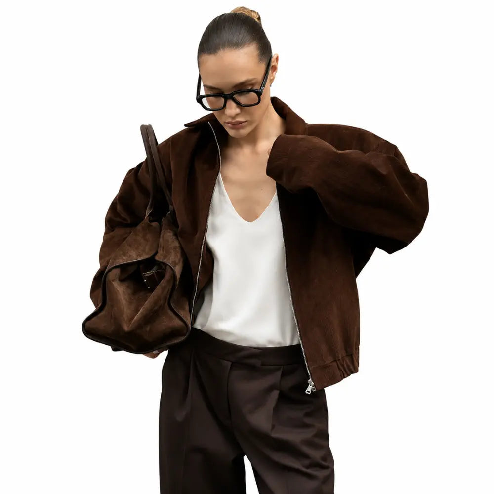Jaqueta Feminina Oversized Verona marrom em produção urbana