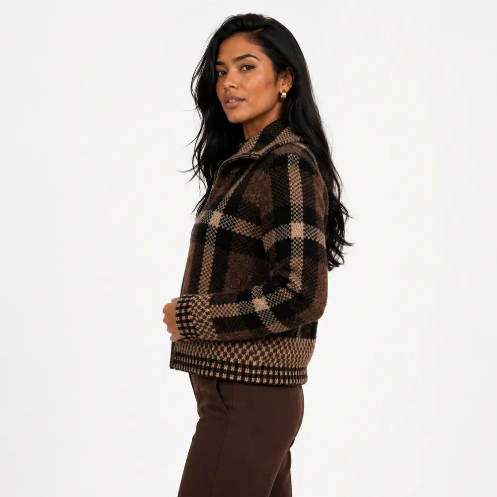 Look feminino elegante com jaqueta xadrez em caxemira marrom