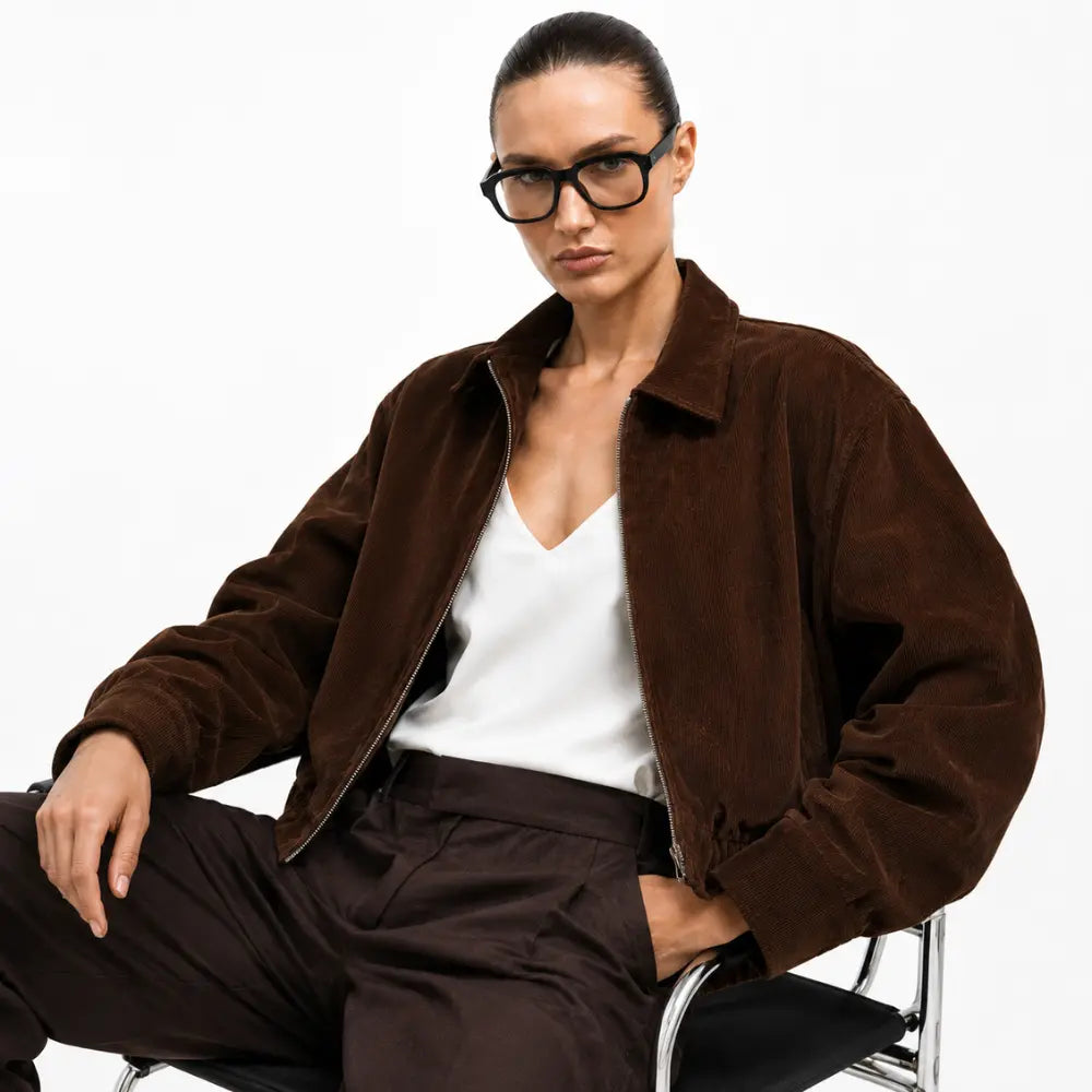 Jaqueta Feminina Verona marrom em look casual chic